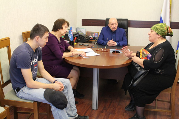 Гаджимет Сафаралиев рассмотрел обращения дагестанцев, нуждающихся в улучшении жилищных условий 
